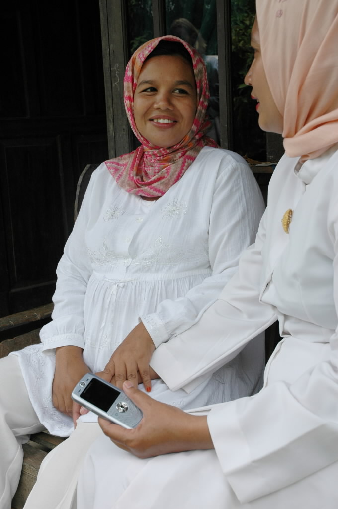 Midwife Rosa pays a home visit to a pregnant Nur Diana, 32, who is expecting her fifth child. Courtesy World Vision.