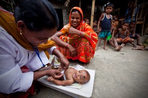 A frontline health worker cares for a baby in Bangladesh.  Credit © Paul Joseph Brown / GAPPS. 